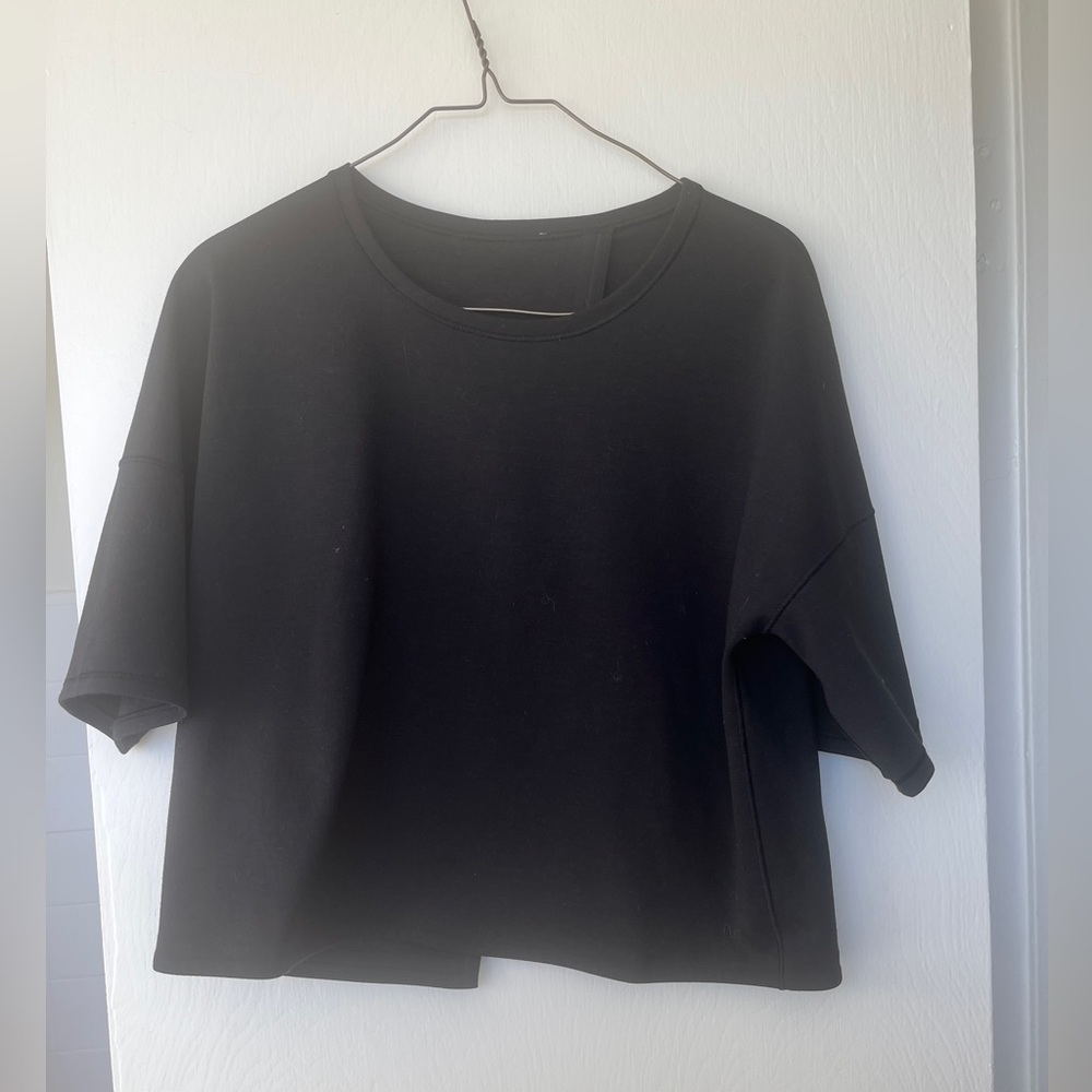 Lululemon cropped black tee